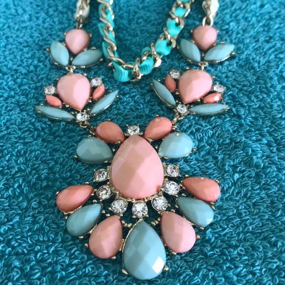 Pink and light blue statement necklace - Picture 2 of 3